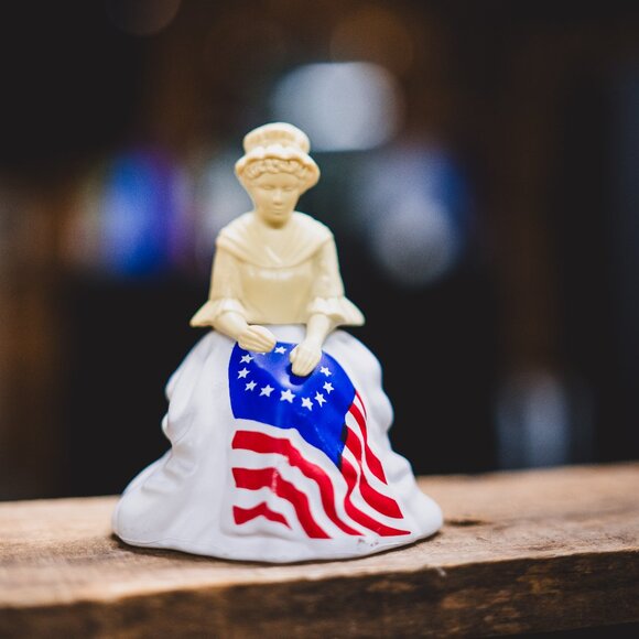 🇺🇸✨ Vintage Avon Betsy Ross Figurine Cologne Bottle – 1976 Bicentennial 🇺🇸✨